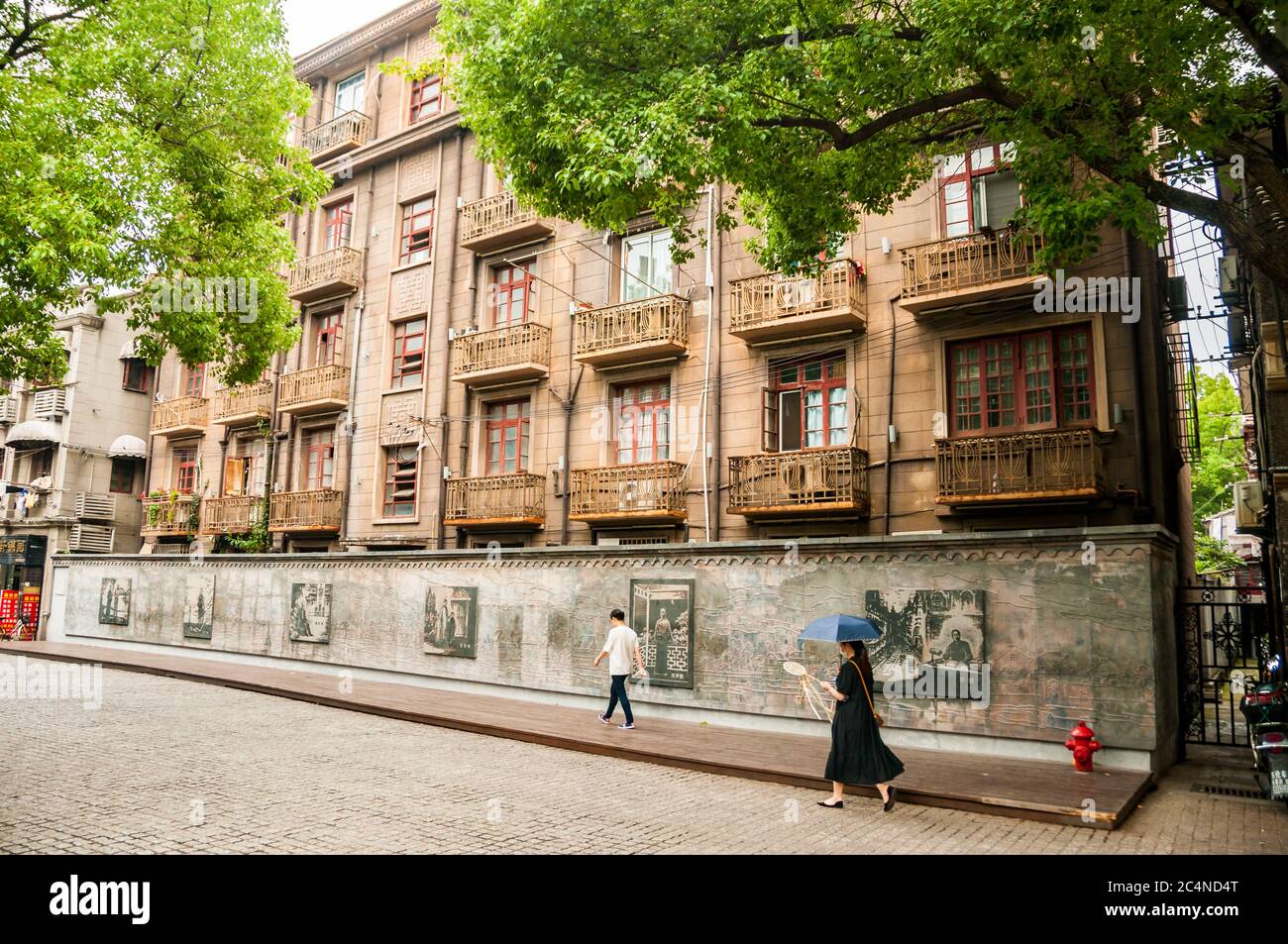 Un edificio di appartamenti di epoca coloniale sulla Via Duolun di Shanghai. Foto Stock