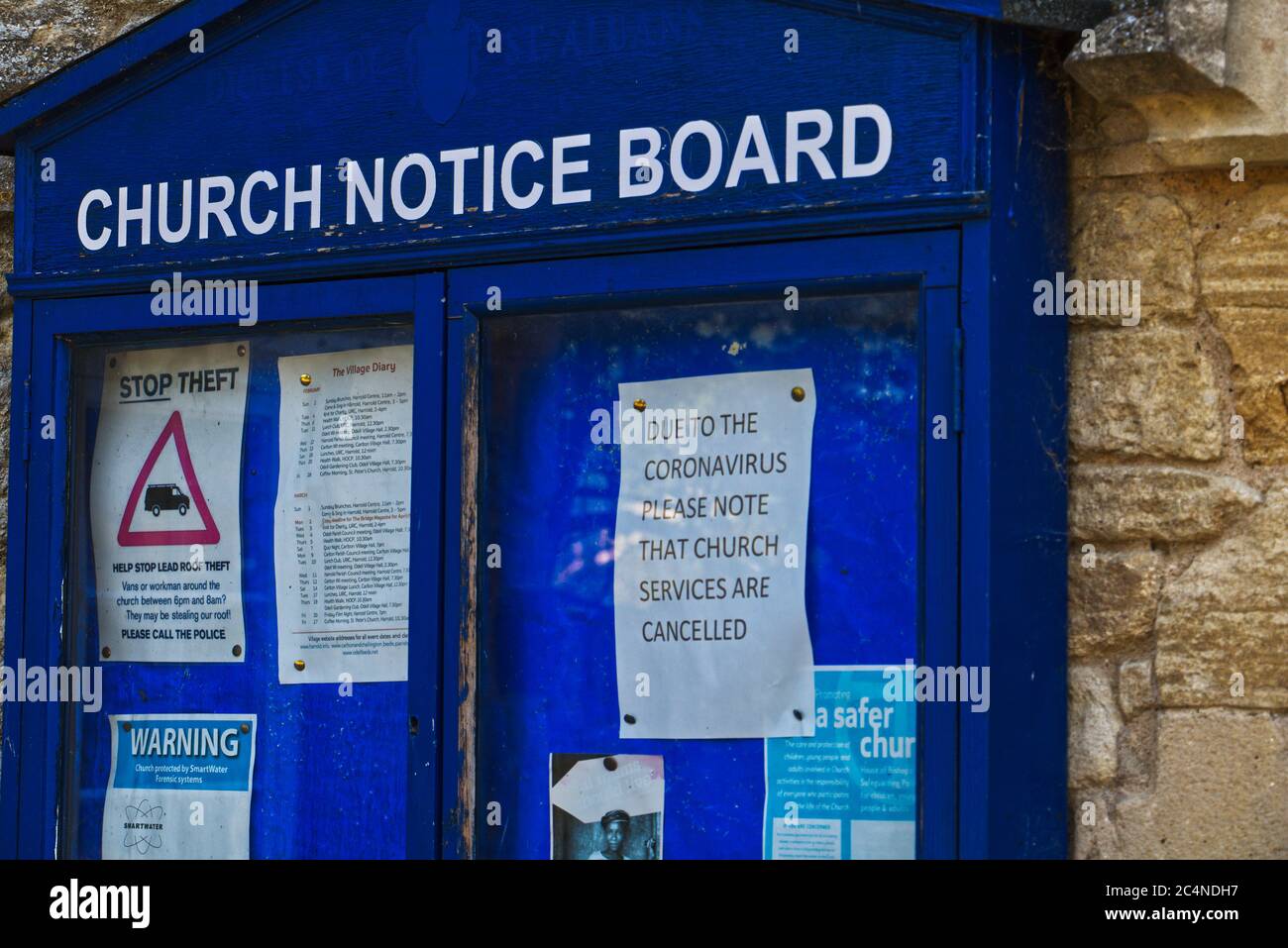 Avviso della Chiesa che mostra la chiusura dei servizi della chiesa a causa della chiusura del covid 19 al villaggio di Harrold nel Bedfordshire Foto Stock