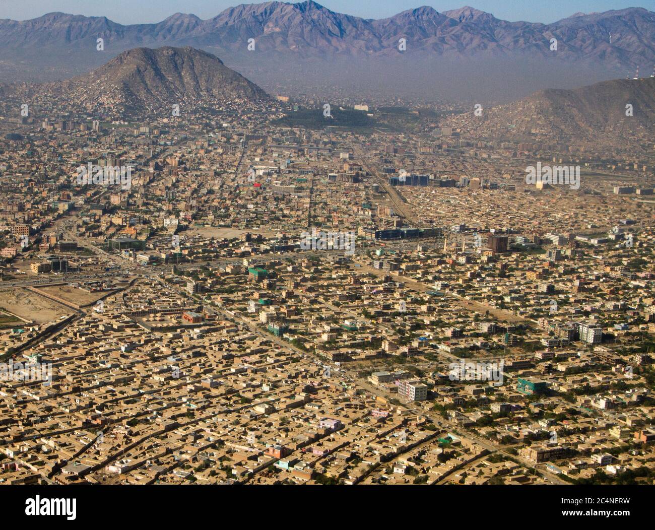 montagna e case a kabul Afghanistan Foto Stock
