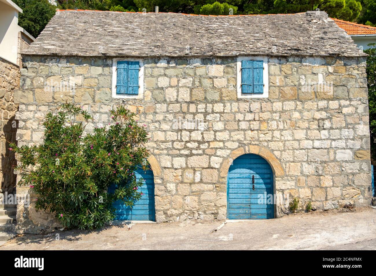 Casa tradizionale in pietra con porta blu e finestra in Croazia Foto Stock