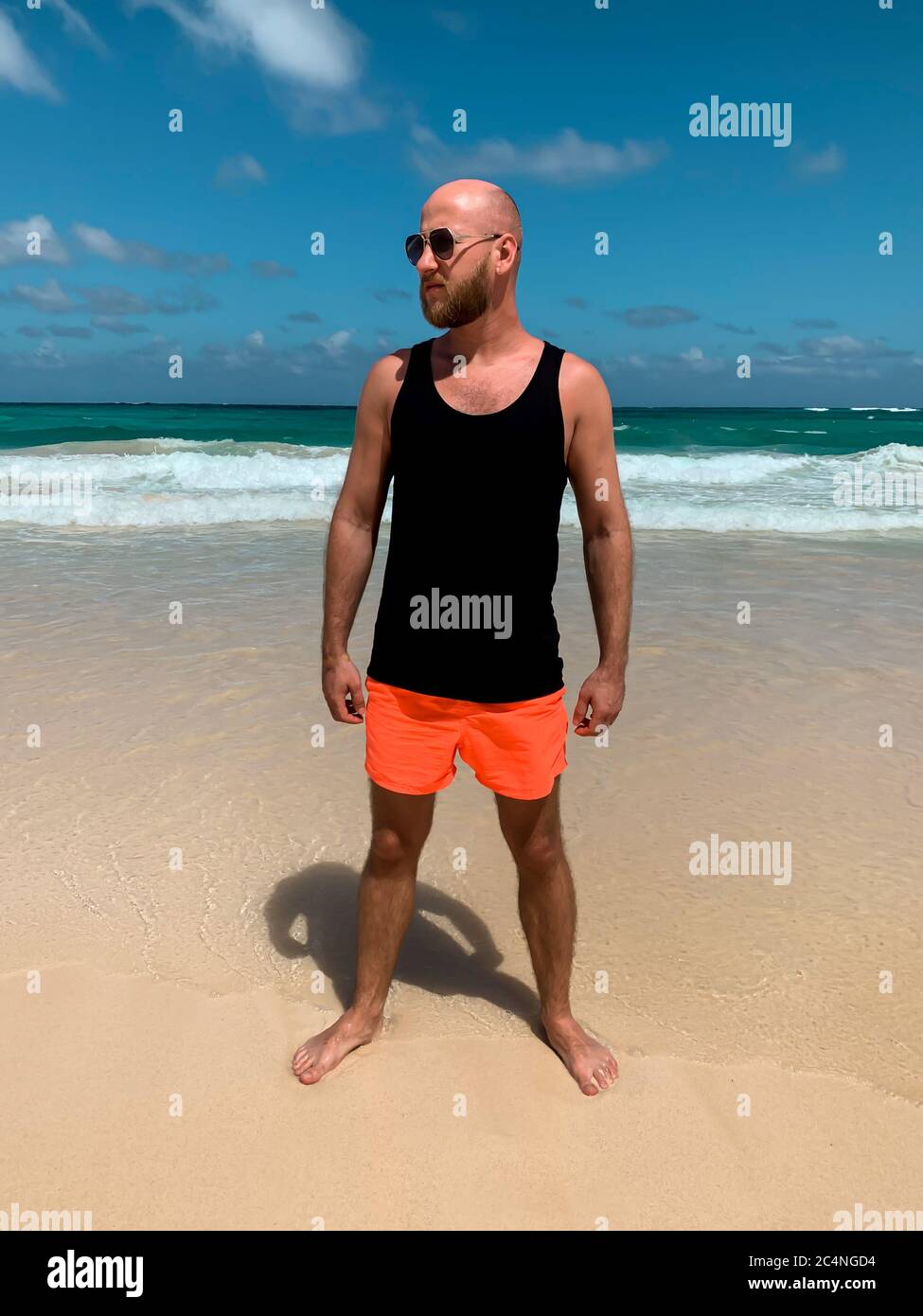 Uomo europeo senza peli uomo uomo uomo ragazzo in piedi sulla spiaggia in  nero camicia singlet