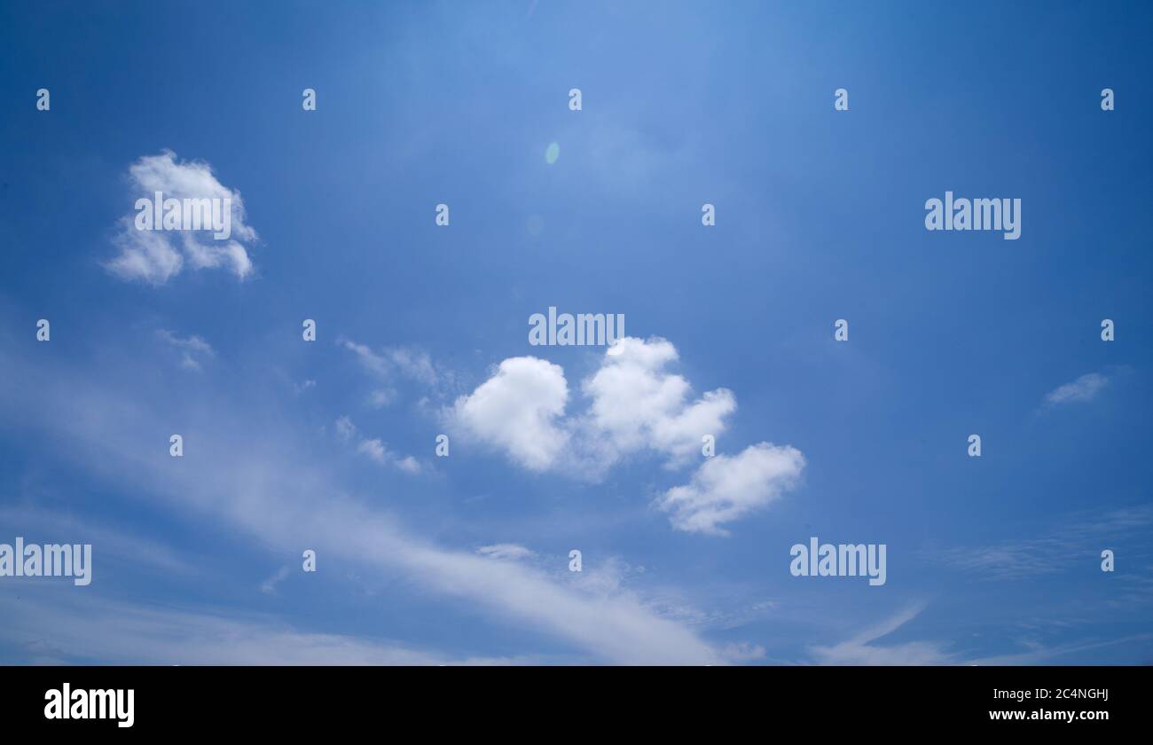 Un cielo blu con nuvole Foto Stock