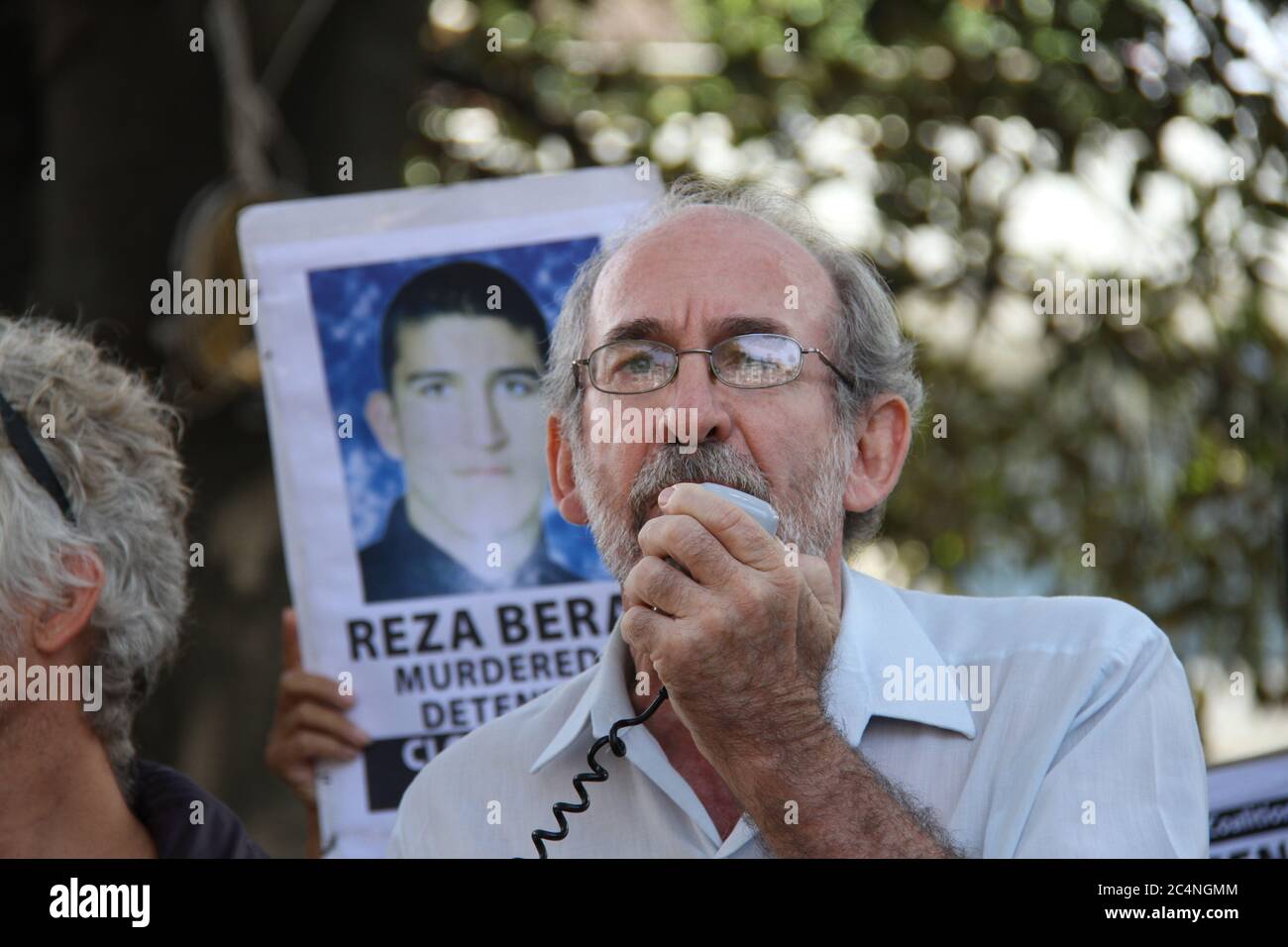 Ian Rintoul della Coalizione per l’azione dei rifugiati parla ai manifestanti dei rifugiati riuniti a Manly prima di marcharsi nell’ufficio di Tony Abbott. Foto Stock