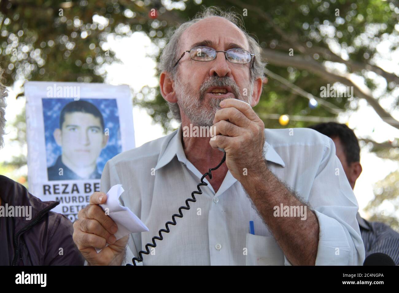 Ian Rintoul parla al rally dei rifugiati fuori dall'ufficio di Warringah di Tony Abbott a Manly. Foto Stock