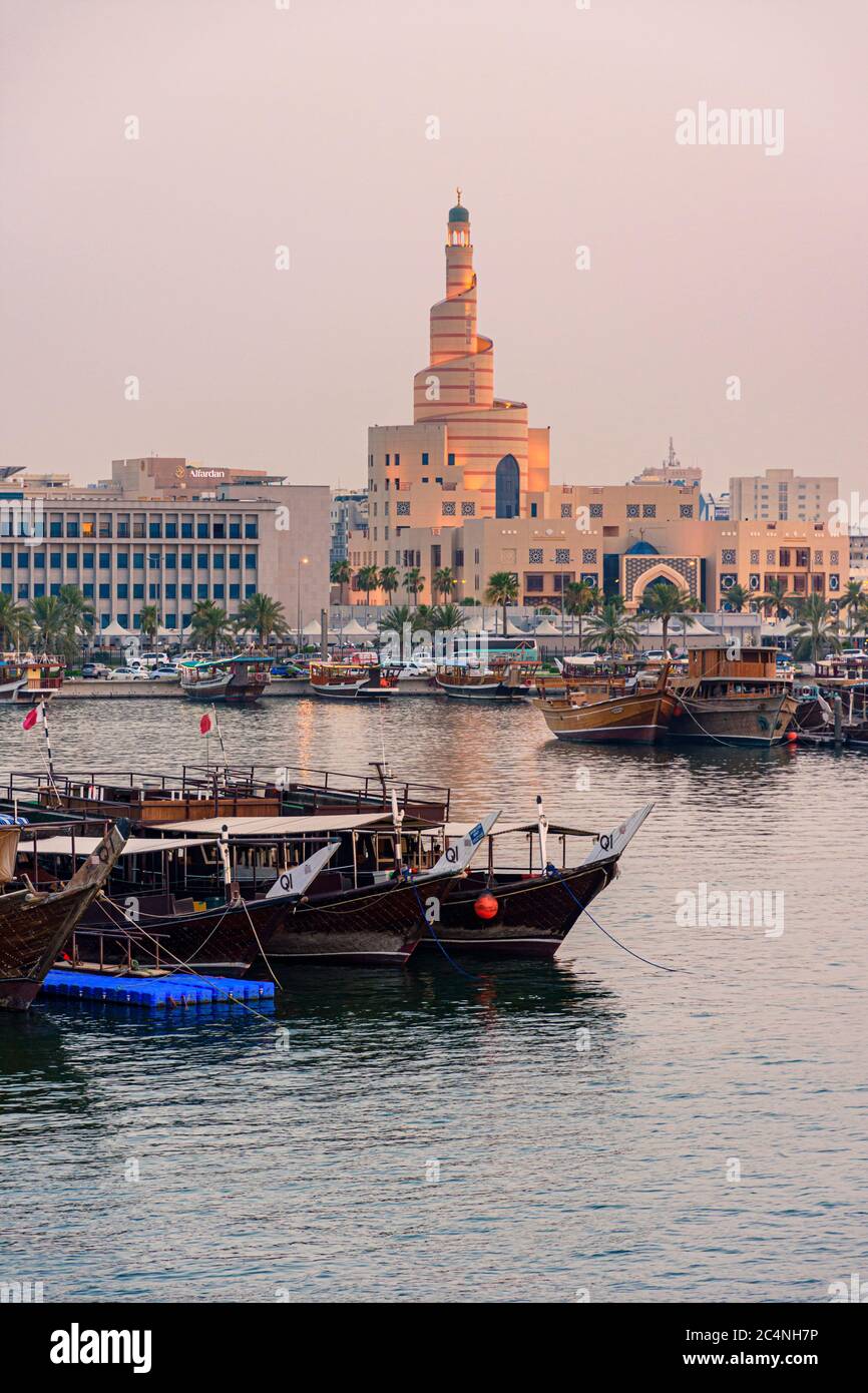 Torre a spirale dello Sheikh Abdulla Bin Zaid al Mahmoud Islamic Cultural Center che si affaccia sul porto di Dhow, Doha, Qatar Foto Stock