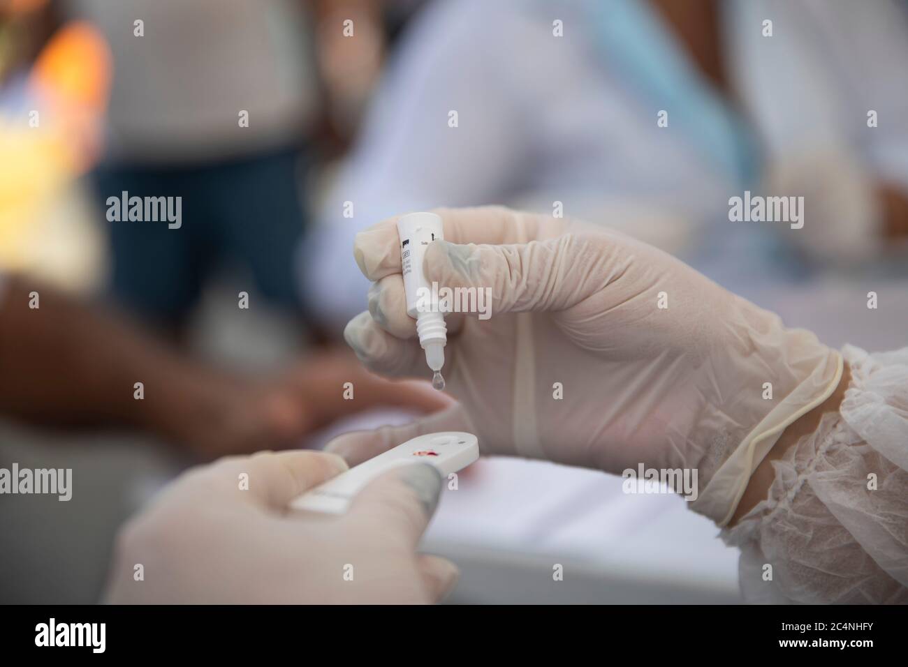 Rio de Janeiro, Rio de Janeiro, Brasile. 27 Giugno 2020. La gente partecipa ai test di massa di Covid19, il nuovo virus corona, nel comune di Belford Roxo, nella regione metropolitana di Rio de Janeiro, Brasile. Ieri il paese ha registrato 1,315,941 casi e 57,103 decessi per Covid-19, con 994 decessi riportati nelle ultime 24 ore. Credit: Fernando Souza/ZUMA Wire/Alamy Live News Foto Stock