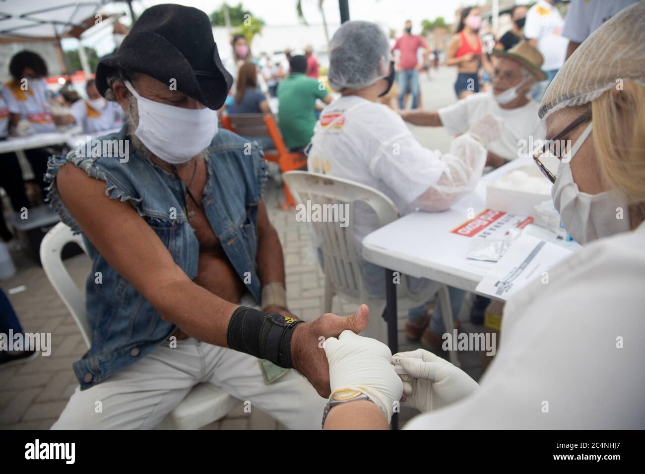 Rio de Janeiro, Rio de Janeiro, Brasile. 27 Giugno 2020. La gente partecipa ai test di massa di Covid19, il nuovo virus corona, nel comune di Belford Roxo, nella regione metropolitana di Rio de Janeiro, Brasile. Ieri il paese ha registrato 1,315,941 casi e 57,103 decessi per Covid-19, con 994 decessi riportati nelle ultime 24 ore. Credit: Fernando Souza/ZUMA Wire/Alamy Live News Foto Stock