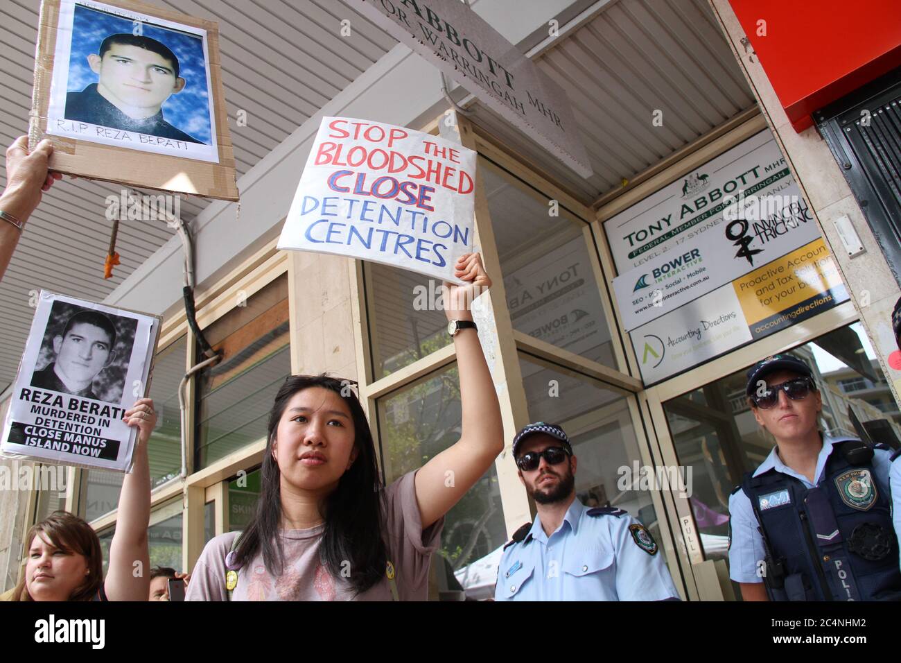 I manifestanti hanno firmato fuori dall’ufficio di Warringah di Tony Abbott a Manly con la foto dell’iraniano curdo Reza Berati, ucciso durante una rivolta a ma Foto Stock