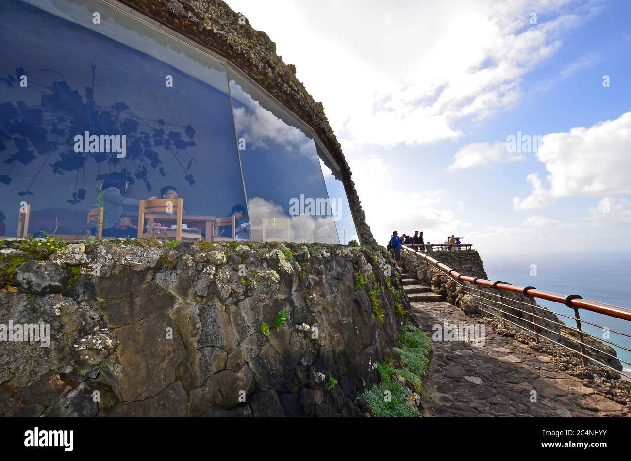 Lanzarote, Spagna - 17 gennaio 2012: Persone non identificate a Mirador del Rio, punto panoramico e caffetteria sulla testa nord dell'isola delle Canarie, Foto Stock