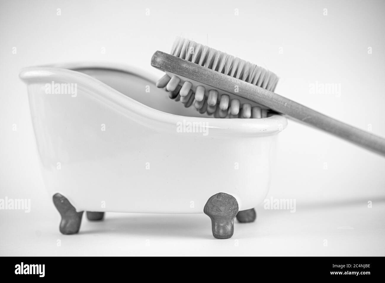 spazzola morbida in legno isolata su sfondo bianco Foto Stock