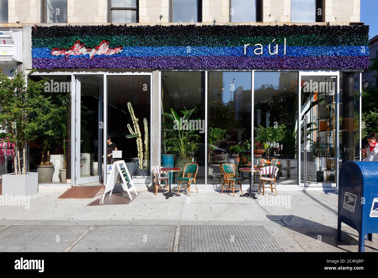 Cafe Flor, Raúl Retail, 216 8th Ave, New York, NYC foto di un negozio di caffè, negozio di fiori, e arredamento casa nel quartiere Chelsea di Manhattan Foto Stock