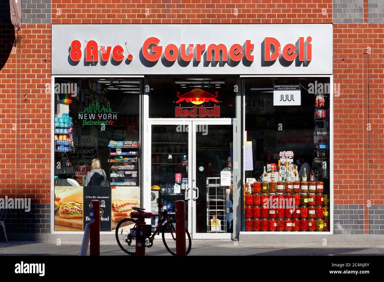 8th Ave Gourmet Deli, 134 8th Ave, New York, NYC foto di un minimarket nel quartiere Chelsea di Manhattan. Foto Stock