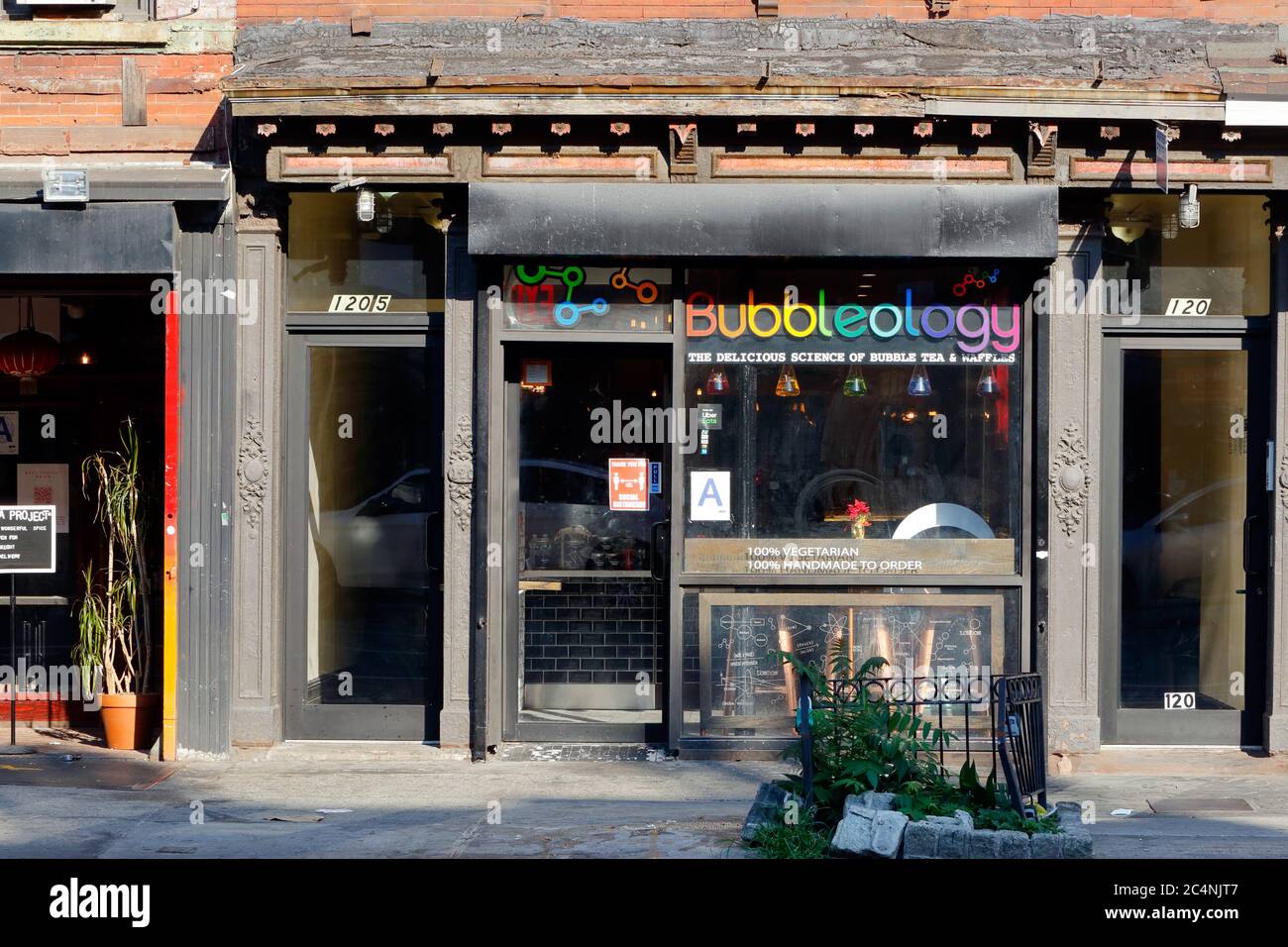 Bubbleology, 120 1/2 First Ave, New York, foto del negozio di New York di una bolla di tè, e gelateria nel quartiere East Village di Manhattan. Foto Stock