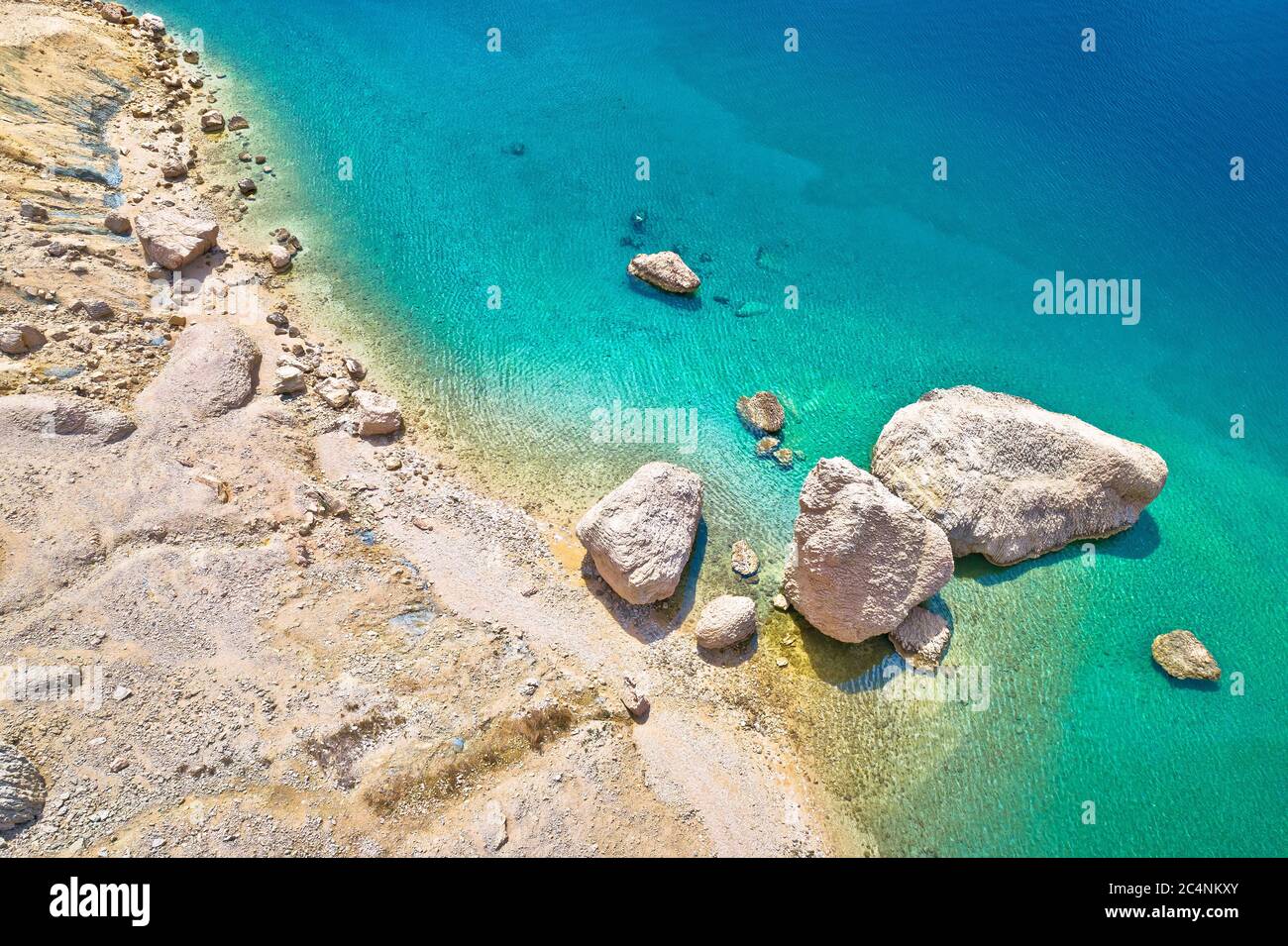 Metajna, isola di Pag. Famosa spiaggia di Beritnica nel deserto di pietra incredibile paesaggio vista aerea, Dalmazia regione della Croazia Foto Stock
