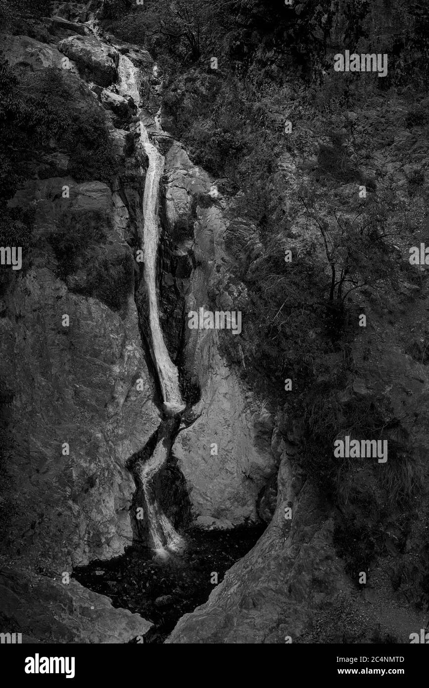 Cascata tra le rocce Foto Stock