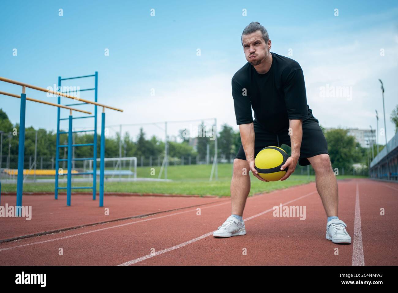 atleta e personal trainer con palla di medicina ha allenamento all'aperto Foto Stock