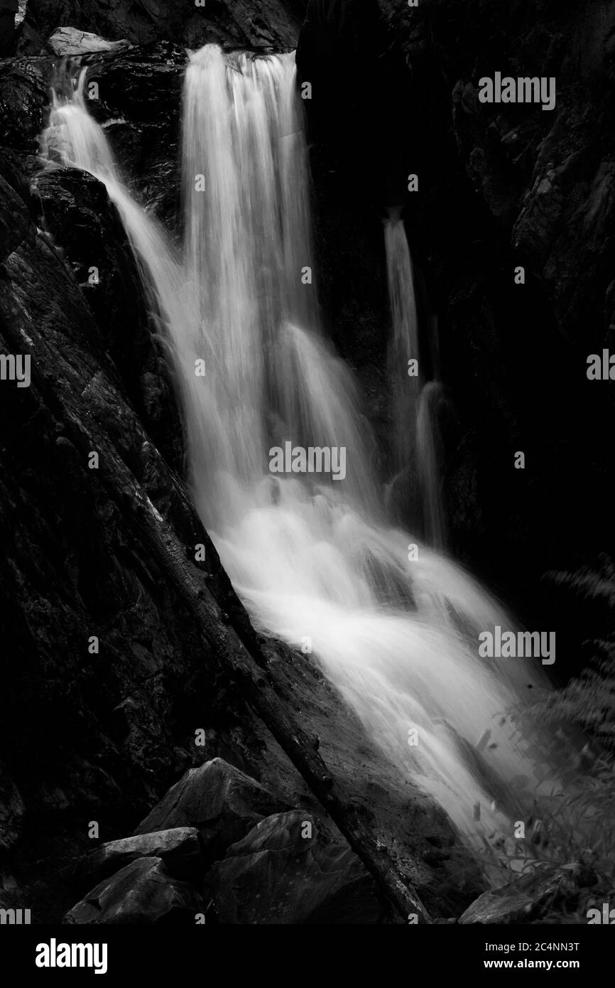 Fotografia a lunga esposizione di una cascata Foto Stock