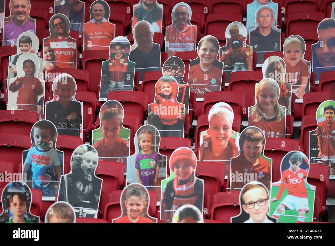 I fan hanno sfinestrato il cartone negli stand durante la partita del campionato Sky Bet ad Ashton Gate, Bristol. Foto Stock