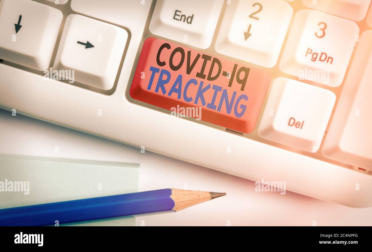 Scrittura a mano testo scrittura Covid 19 Tracking. Foto concettuale processo di distinzione delle possibili persone infette tastiera PC bianca con vuota Foto Stock