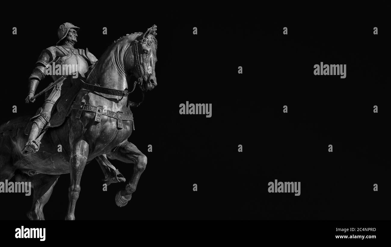 Bartolomeo Colleoni, soldato italiano di fortuna, monumento equestre in bronzo a Venezia, gettato dall'artista rinascimentale Verrocchio nel XV secolo (Blac Foto Stock
