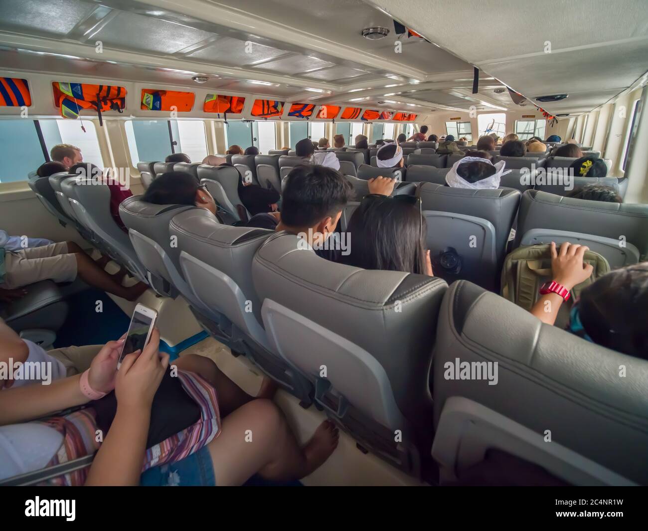 Kuta, Bali, Indonesia - 15 gennaio 2019: I turisti saliranno a bordo delle barche che partono per l'isola di Nusa Penida. Foto Stock