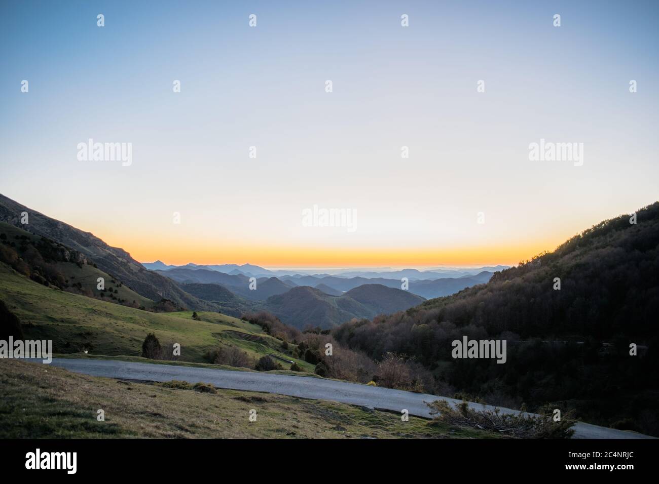 Vista dell'alba da un paesaggio di valle HDR. Foto Stock