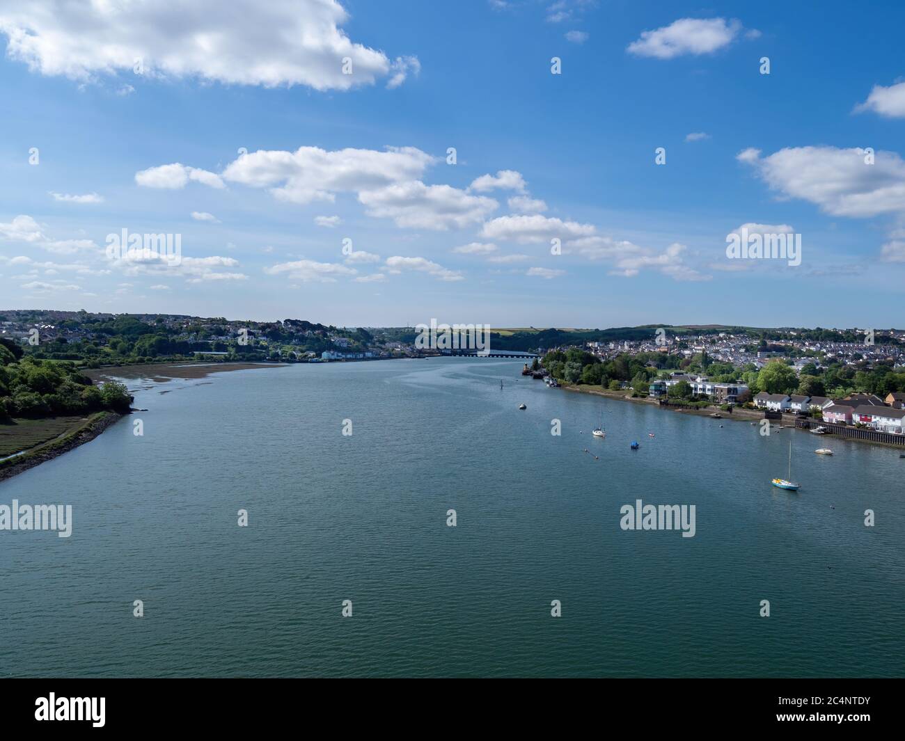 Alta marea sul fiume Torridge, Bideford nord Devon. Foto scattata dal ponte. Foto Stock