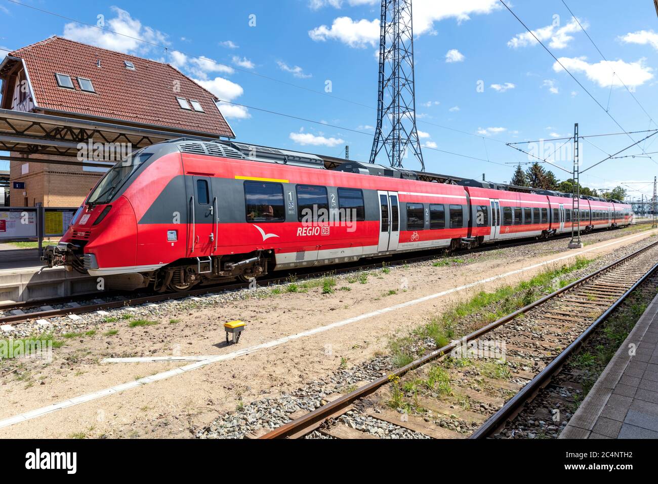 DB Regio Bombardier Talent 2 treno alla stazione di Warnemünde Foto Stock