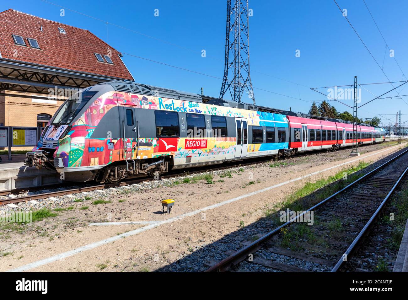 DB Regio Bombardier Talent 2 treno in speciale livrea Rostock alla stazione di Warnemünde Foto Stock
