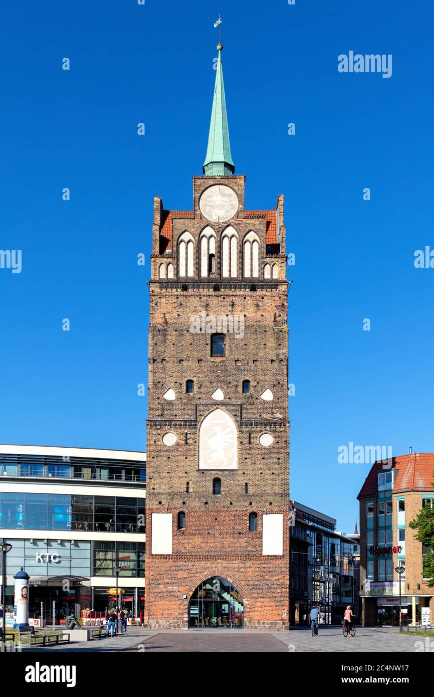Porta Kröpelin. È stato menzionato in un documento per la prima volta nel 1280 ed è il più magnifico tra le ex 22 porte della città e dell'acqua di Rostock. Foto Stock