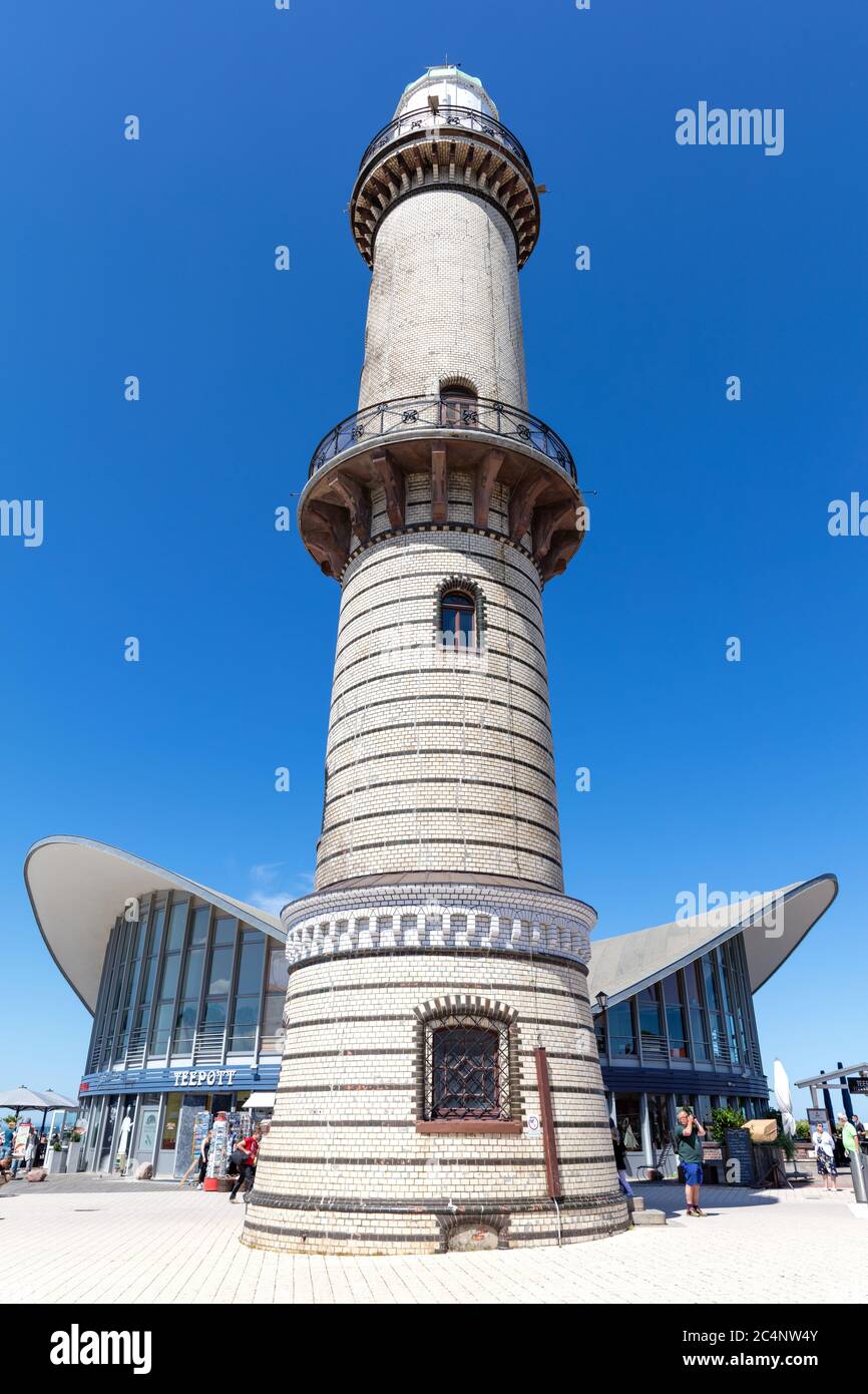 Faro a Warnemünde, Germania. Ha un'altezza di 36.9 metri (121 piedi) ed è stato messo in servizio nel 1898. Foto Stock