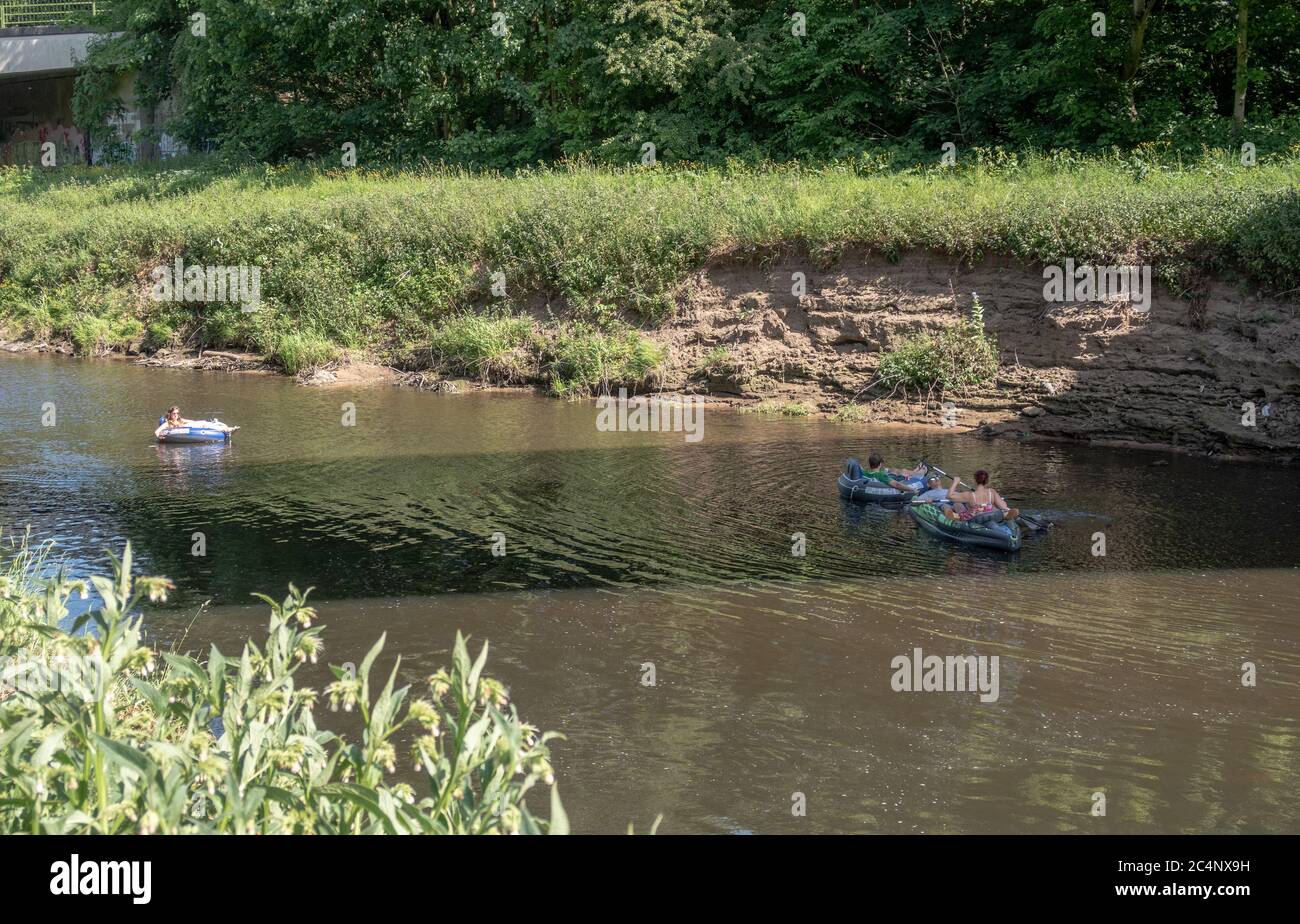 Le persone che si divertiscono a galleggiare su gonfiabili sul fiume Mersey in una calda giornata estiva passando tra Didsbury e Cheadle. Greater Manchester, Inghilterra, Regno Unito Foto Stock