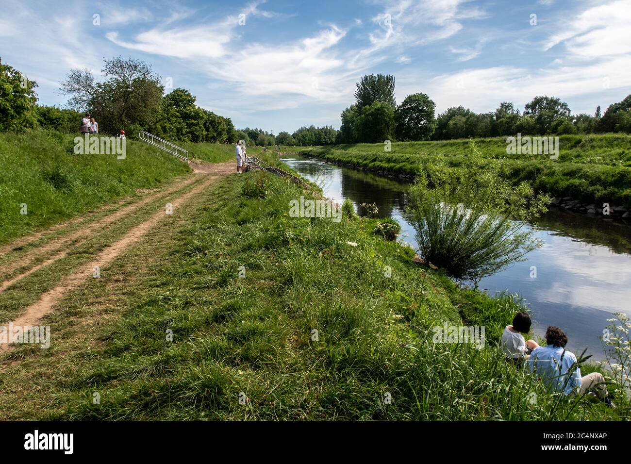 Le persone si divertono a camminare sulla riva del fiume Mersey durante il periodo di chiusura della primavera del 2020. Greater manchester, Inghilterra, Regno Unito Foto Stock