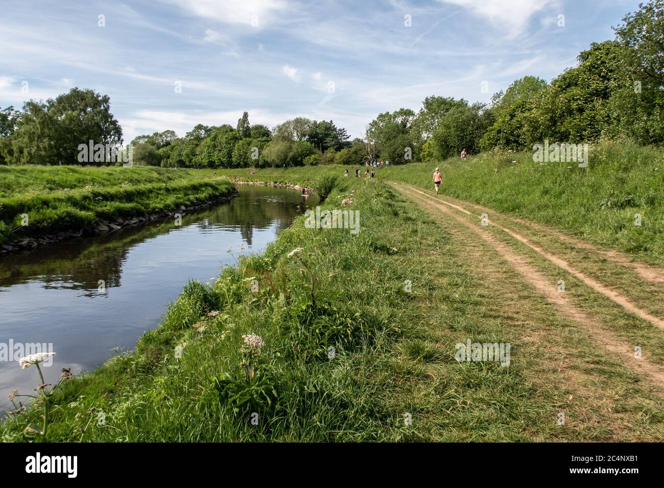 Le persone si divertono a camminare sulla riva del fiume Mersey durante il periodo di chiusura della primavera del 2020. Greater manchester, Inghilterra, Regno Unito Foto Stock