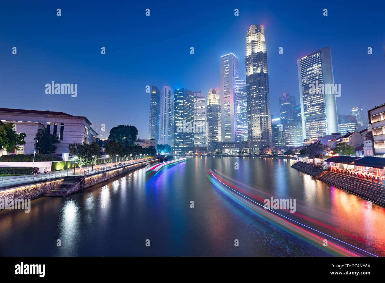 Skyline e canale di Singapore di notte. Foto Stock