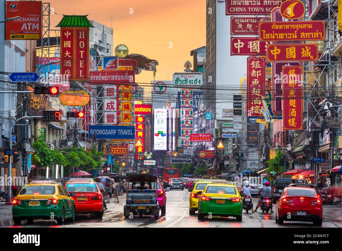BANGKOK, Tailandia - 27 settembre 2015: il traffico su strada Yaowarat passa al di sotto di lit segni nel quartiere di Chinatown al crepuscolo. Foto Stock
