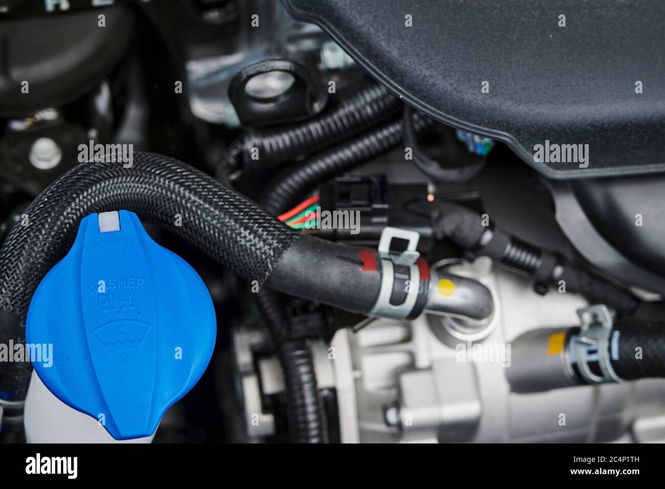 Berlino, Germania - 24 giugno 2020: Uno sguardo al vano motore di un'auto ibrida plug-in con vari componenti. Foto Stock