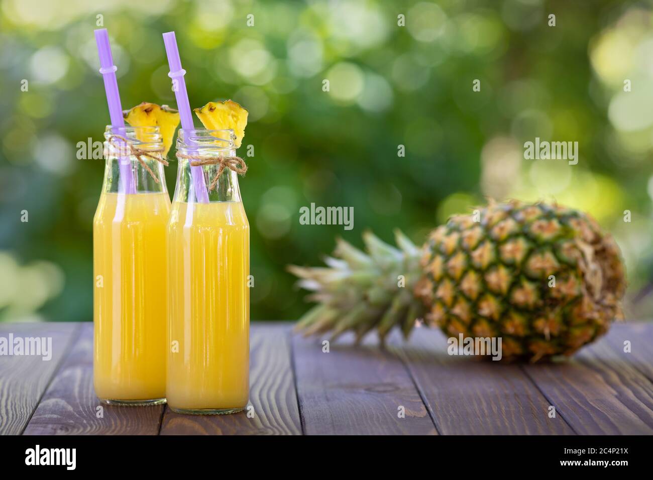 cocktail di ananas in bottiglie di vetro Foto Stock