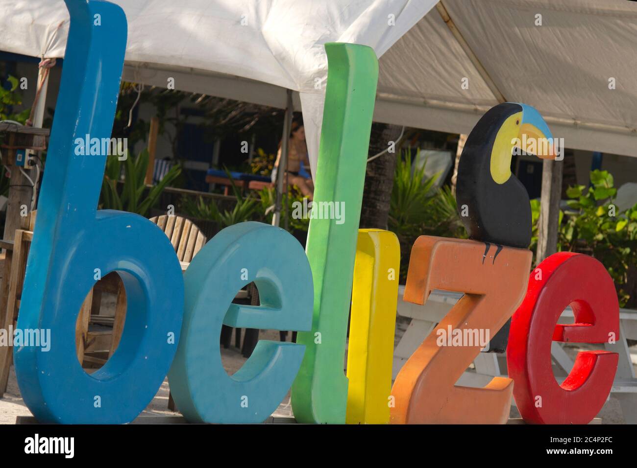 Belize segno in colori arcobaleno con un toucan, San Pedro, Ambergris Caye, Belize Foto Stock
