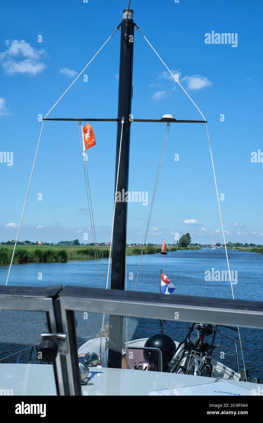 Europa, Paesi Bassi - Tour dei canali della Frisia, vista del canale dalla ruota di una barca Foto Stock