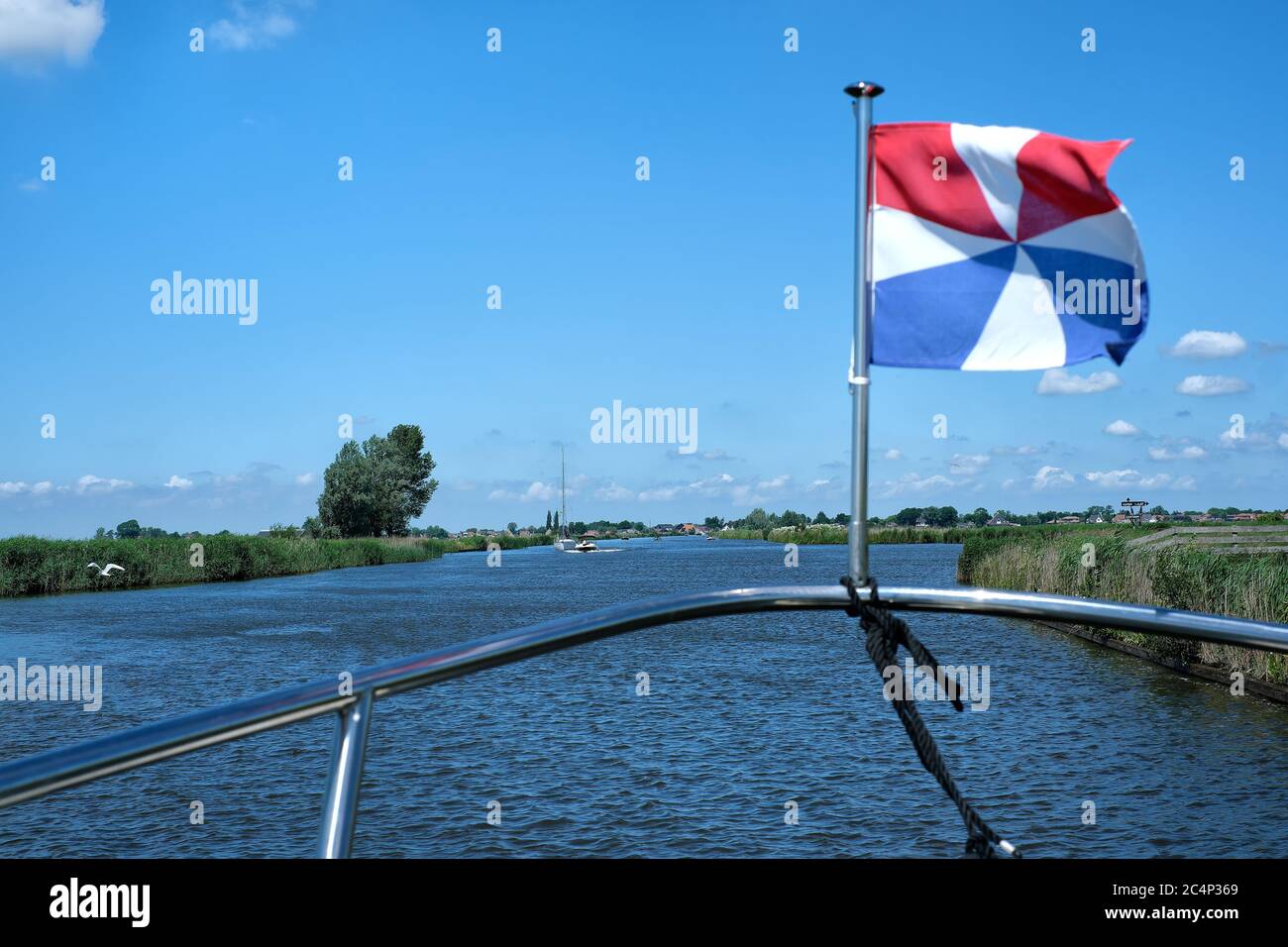 Europa, Paesi Bassi - Tour dei canali della Frisia, vista del canale dalla ruota di una barca Foto Stock