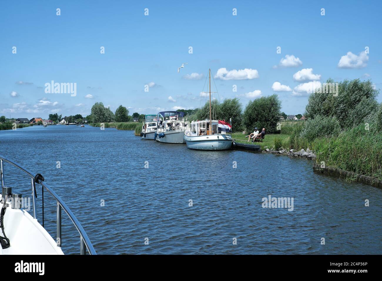 Europa, Paesi Bassi - Tour dei canali della Frisia, vista del canale dalla ruota di una barca Foto Stock
