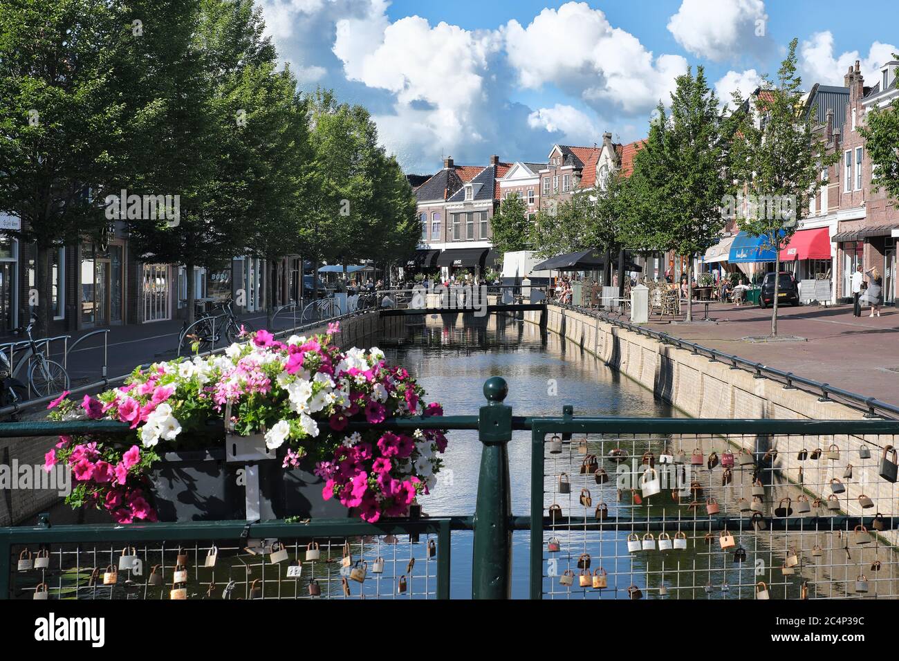 Europa, Paesi Bassi - Tour lungo i canali di Friesland, la strada dello shopping nel centro di Sneek Foto Stock