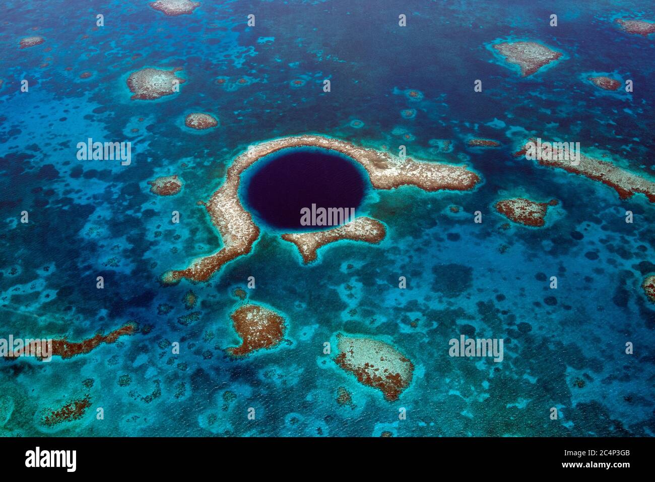 Vista aerea del Great Blue Hole, un sito patrimonio naturale dell'umanità dell'UNESCO, Atollo del Faro Reef, Belize, Mar dei Caraibi Foto Stock