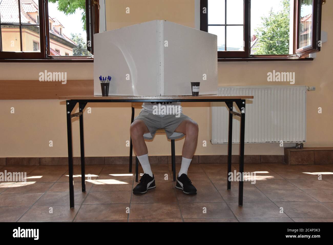 Lubin, Polonia. 28 Giugno 2020. Poli eleggere un presidente. Le votazioni durano dalle 7:00 alle 21:00 ora polacca. 11 persone sono in piedi per le elezioni. A causa dello scoppio del coronavirus, gli elettori devono indossare una maschera facciale e disinfettare le mani prima di entrare nella stazione di polling Credit: Piotr Twardysko-Wierzbicki/ZUMA Wire/Alamy Live News Foto Stock