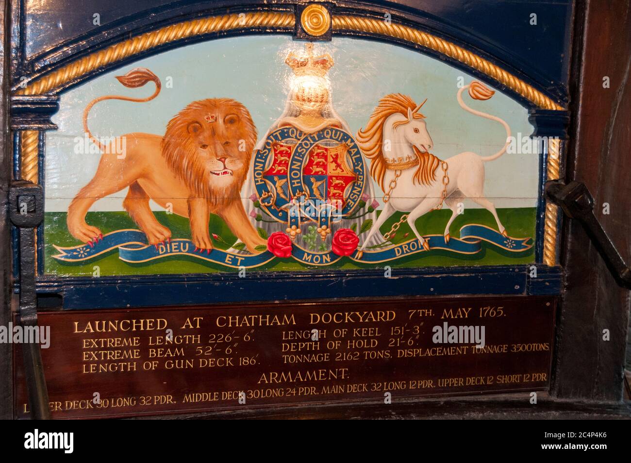 Stemma e dettagli della nave su legno dipinto a bordo della ammiraglia Nelson HMS Victory presso il porto storico di Portsmouth Foto Stock