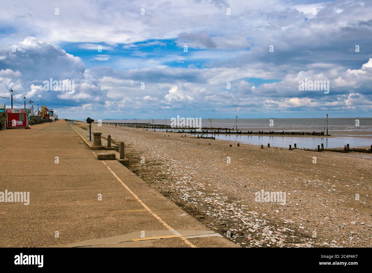 Hunstanton, Norfolk, passeggiata e spiaggia del Regno Unito in una giornata di sole e vuoto durante il blocco del coronavirus Foto Stock