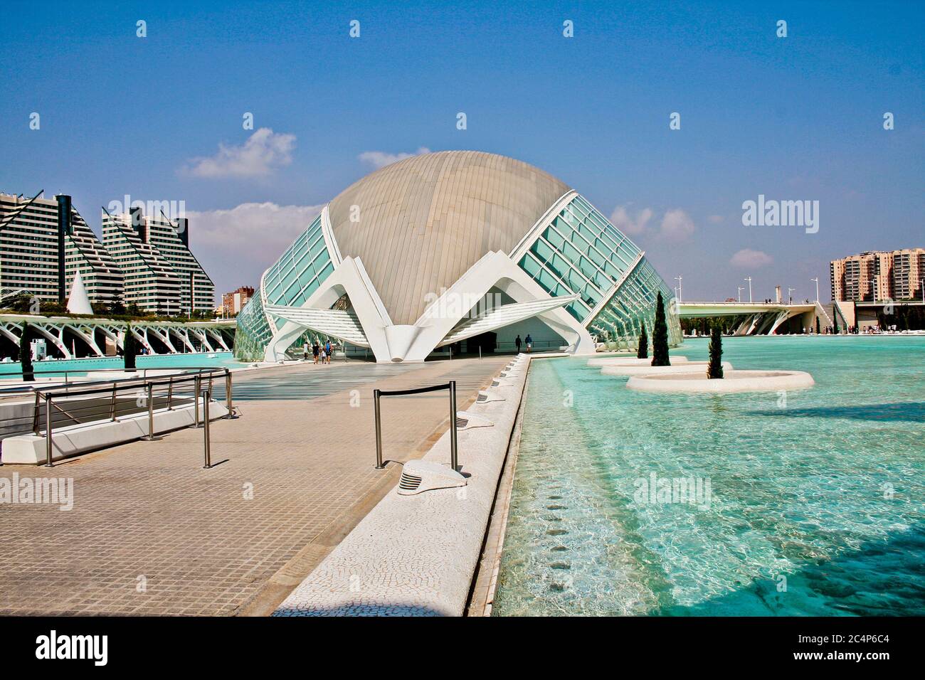 València, Comunidad Valenciana, Spagna. Museo delle Arti e delle Scienze (Ciutat de les Arts i les Ciències o Ciudad de las Artes y de las Ciencias). L'Hemisfèric è stato inaugurato nel 1998 ed è stato il primo edificio della Città delle Arti e delle Scienze ad aprire le sue porte al pubblico. Progettato da Santiago Calatrava, con un tetto ovoide di oltre 100 metri di lunghezza che contiene al suo interno la grande sfera che costituisce la sala di proiezione. Foto Stock