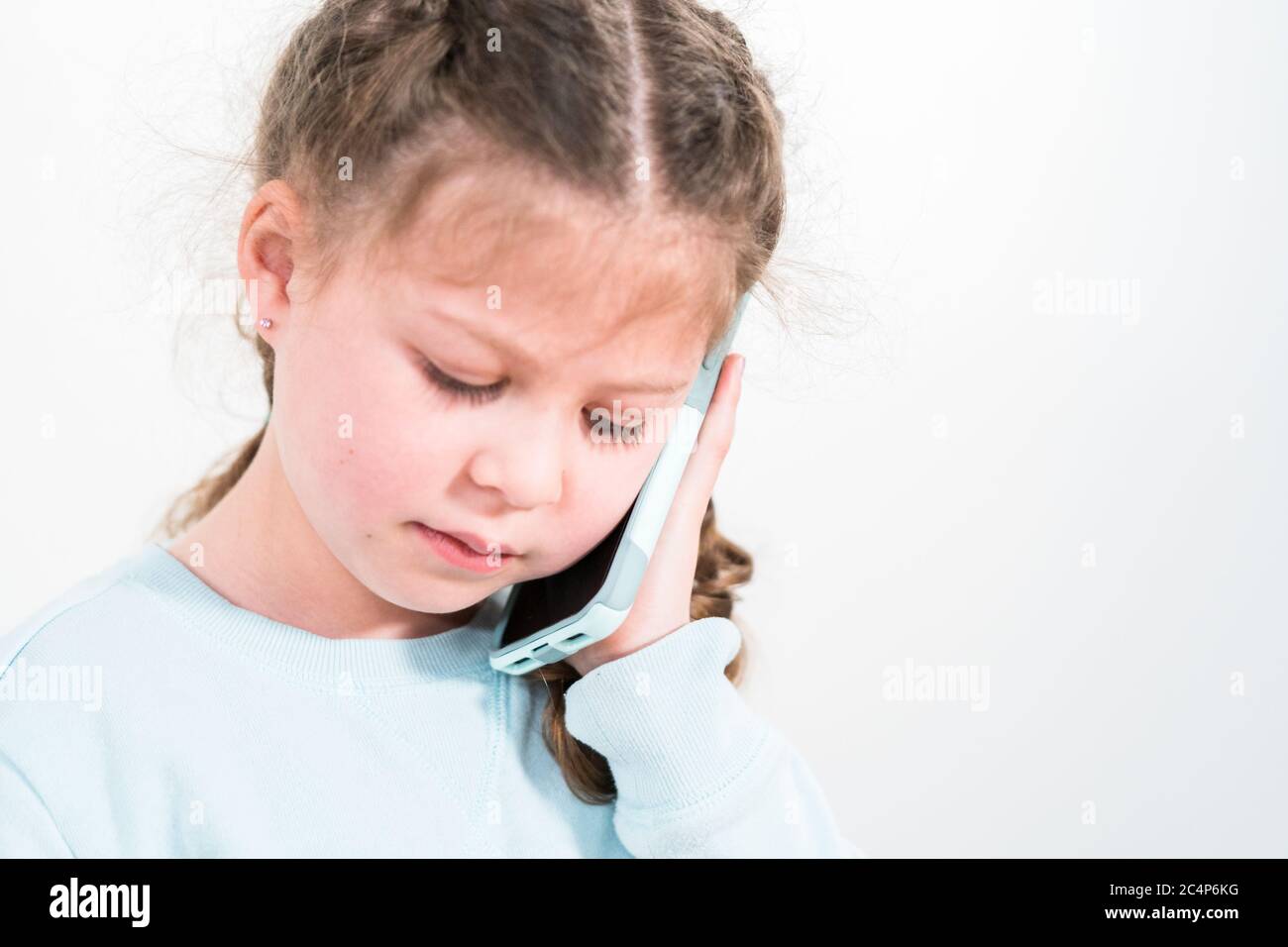 Bambina che parla al telefono con i suoi amici della scuola Foto stock -  Alamy