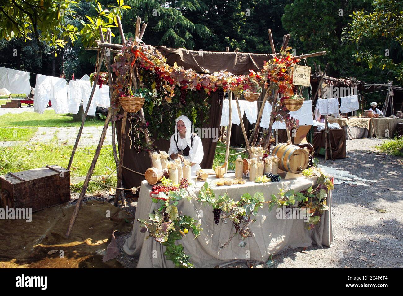 Mombello, Limbiate, Lombardia, Italia. Villa Pusterla Crivelli Arconati è il luogo di una rievocazione storica, nel 1797, del matrimonio di Paolina Bonaparte, sorella di Napoleone, che si sposò nell'Oratorio dei Crivelli adiacente alla villa. Lo stallo di un venditore di vino. Foto Stock